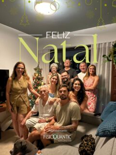 🎄✨ Feliz Natal!Neste dia tão especial, desejo que cada família receba
o presente mais valioso que existe:
a presença, o amor e a energia que nos mantém unidos.A jornada que construímos em 2025 só foi possível
porque caminhamos juntos —
representantes, lojistas, clientes e parceiros
que acreditam em um propósito maior:
cuidar de pessoas com consciência, ciência e amor.Que o seu Natal seja iluminado,
cheio de paz, reconexão e esperança.
E que o próximo ciclo venha leve e abundante.Com afeto,
Katia Borobia
Representante Fisioquântic RJ 💛✨